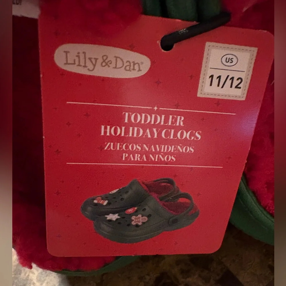 Lily & Dan NWT Kids Green Holiday Clogs with fun charms. Size 11/12